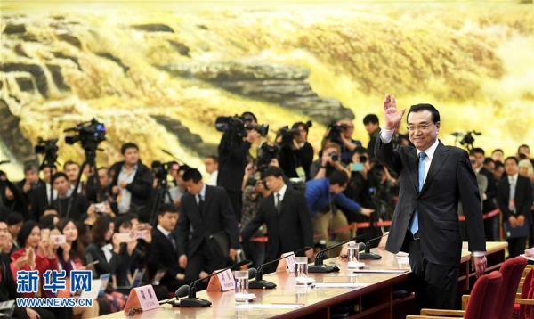 3月15日，国务院总理李克强在北京人民大会堂与中外记者见面，并回答记者提问。 新华社记者 赵颖全 摄