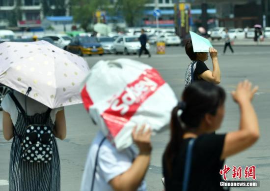 7月11日，河北石家庄民众高温中出行。该省气象台发布高温红色预警信号，受强暖气团影响，预计当日下午，部分地区最高气温可达37-39℃，局地超过40℃。 <a target='_blank'  data-cke-saved-href='http://www.chinanews.com/' href='http://www.chinanews.com/'>中新社</a>记者 翟羽佳 摄