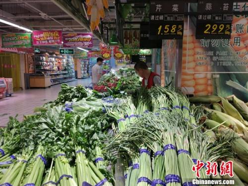 市民在超市购物。<a target='_blank' data-cke-saved-href='http://www.chinanews.com/' href='http://www.chinanews.com/' >中新网</a>记者 李金磊 摄 市民在超市购物。<a target='_blank' data-cke-saved-href='http://www.chinanews.com/' href='http://www.chinanews.com/' >中新网</a>记者 李金磊 摄