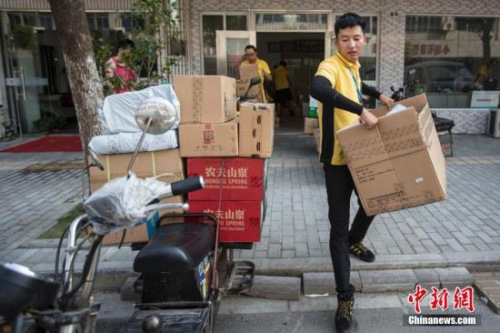 2016年7月，南京一名快递员在高温天气送货。<a target='_blank'  data-cke-saved-href='http://www.chinanews.com/' href='http://www.chinanews.com/'>中新社</a>记者 泱波 摄