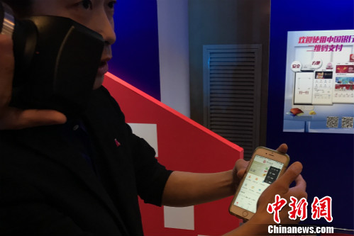 一位工作人员正在教体验者使用云闪付产品。<a target='_blank' data-cke-saved-href='http://www.chinanews.com/' href='http://www.chinanews.com/' >中新网</a> 种卿 摄 一位工作人员正在教体验者使用云闪付产品。<a target='_blank' data-cke-saved-href='http://www.chinanews.com/' href='http://www.chinanews.com/' >中新网</a> 种卿 摄