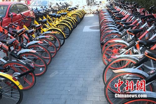 资料图,摩拜和ofo单车在路边整齐停放。<a target='_blank' data-cke-saved-href='http://www.chinanews.com/' href='http://www.chinanews.com/' >中新网</a> 吴涛 摄 资料图,摩拜和ofo单车在路边整齐停放。<a target='_blank' data-cke-saved-href='http://www.chinanews.com/' href='http://www.chinanews.com/' >中新网</a> 吴涛 摄