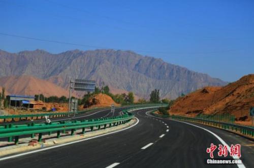 资料图:青海循隆高速公路建成通车,青海循化撒拉族自治县结束了没有高速公路的历史。 韩龙 摄 资料图:青海循隆高速公路建成通车,青海循化撒拉族自治县结束了没有高速公路的历史。 韩龙 摄