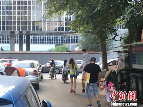 资料图:北京某幼儿园门口,家长接孩子放学。<a target='_blank' data-cke-saved-href='http://www.chinanews.com/' href='http://www.chinanews.com/' >中新网</a>记者 汤琪 摄 资料图:北京某幼儿园门口,家长接孩子放学。<a target='_blank' data-cke-saved-href='http://www.chinanews.com/' href='http://www.chinanews.com/' >中新网</a>记者 汤琪 摄