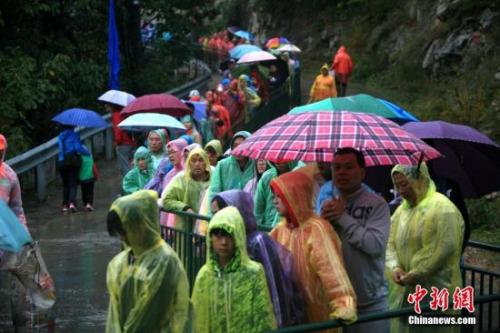 资料图:游客外出游玩。<a target='_blank' data-cke-saved-href='http://www.chinanews.com/' href='http://www.chinanews.com/'>中新社</a>记者 王中举 摄 资料图:游客外出游玩。<a target='_blank' data-cke-saved-href='http://www.chinanews.com/' href='http://www.chinanews.com/'>中新社</a>记者 王中举 摄