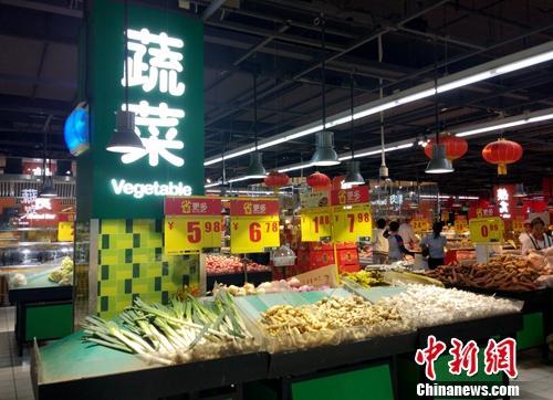 超市里的蔬菜区。<a target='_blank' data-cke-saved-href='http://www.chinanews.com/' href='http://www.chinanews.com/' >中新网</a>记者 李金磊 摄 超市里的蔬菜区。<a target='_blank' data-cke-saved-href='http://www.chinanews.com/' href='http://www.chinanews.com/' >中新网</a>记者 李金磊 摄