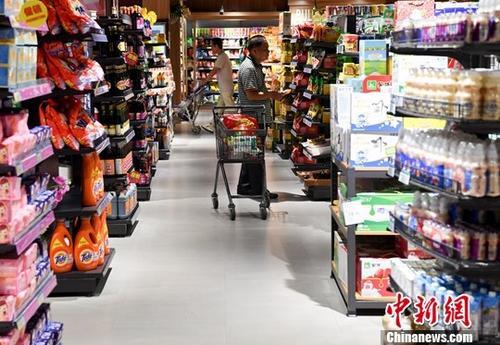 顾客在超市选购商品。<a target='_blank' data-cke-saved-href='http://www.chinanews.com/' href='http://www.chinanews.com/'>中新社</a>记者 张斌 摄 顾客在超市选购商品。<a target='_blank' data-cke-saved-href='http://www.chinanews.com/' href='http://www.chinanews.com/'>中新社</a>记者 张斌 摄