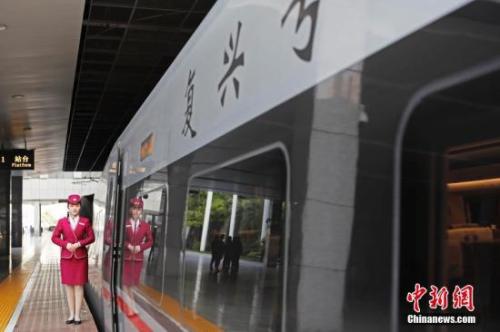 资料图:4月10日,列车员在“复兴号”列车旁迎接旅客的到来。 <a target='_blank' data-cke-saved-href='http://www.chinanews.com/' href='http://www.chinanews.com/'>中新社</a>记者 殷立勤 摄 资料图:4月10日,列车员在“复兴号”列车旁迎接旅客的到来。 <a target='_blank' data-cke-saved-href='http://www.chinanews.com/' href='http://www.chinanews.com/'>中新社</a>记者 殷立勤 摄