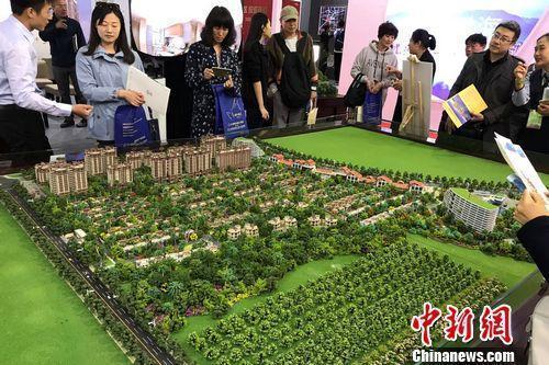 资料图:民众在2017年北京春季房展会上的某楼盘展台咨询。<a target='_blank' data-cke-saved-href='http://www.chinanews.com/' href='http://www.chinanews.com/' >中新网</a> 程春雨 摄 资料图:民众在2017年北京春季房展会上的某楼盘展台咨询。<a target='_blank' data-cke-saved-href='http://www.chinanews.com/' href='http://www.chinanews.com/' >中新网</a> 程春雨 摄