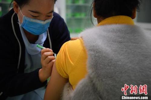 资料图：患者接种疫苗 <a target='_blank'  data-cke-saved-href='http://www.chinanews.com/' href='http://www.chinanews.com/'>中新社</a>记者 刘冉阳 摄