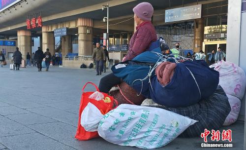 资料图:正在车站外候车的旅客。姚露 摄 资料图:正在车站外候车的旅客。姚露 摄