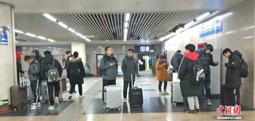 资料图:正在车站内候车的旅客。姚露 摄 资料图:正在车站内候车的旅客。姚露 摄