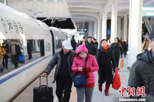 资料图:正在准备上车的旅客。张学鹏 摄 资料图:正在准备上车的旅客。张学鹏 摄