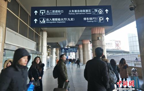 资料图:前往自助取票区的旅客。姚露 摄 资料图:前往自助取票区的旅客。姚露 摄
