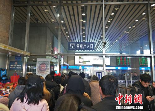 资料图:拥挤的售票厅入口。姚露 摄 资料图:拥挤的售票厅入口。姚露 摄