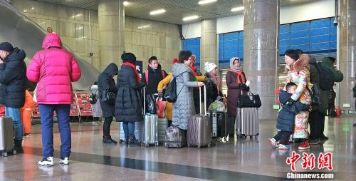 资料图:北京西站正在候车的旅客。姚露 摄 资料图:北京西站正在候车的旅客。姚露 摄