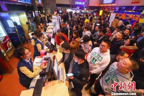 资料图:山西太原一影院,民众正在购票准备入场观影。 张云 摄 资料图:山西太原一影院,民众正在购票准备入场观影。 张云 摄