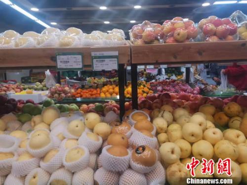 图为北京丰台一家社区超市水果区。谢艺观 摄 图为北京丰台一家社区超市水果区。谢艺观 摄