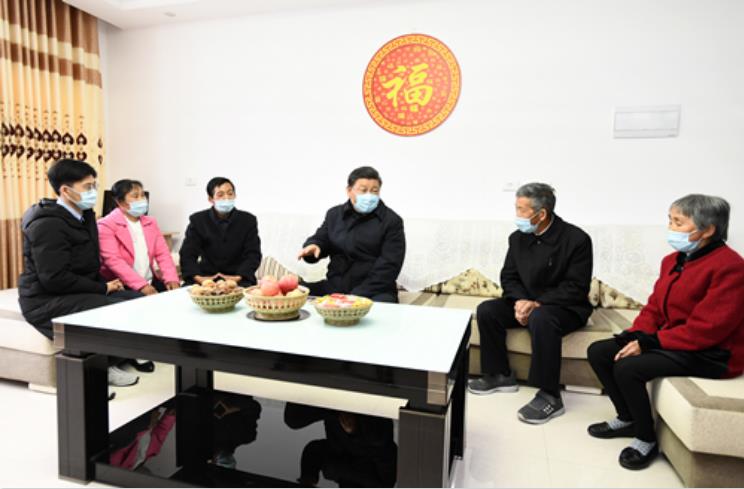 4月21日,习近平在安康市平利县老县镇锦屏社区,同搬迁户汪显平一家围坐在一起拉家常。
