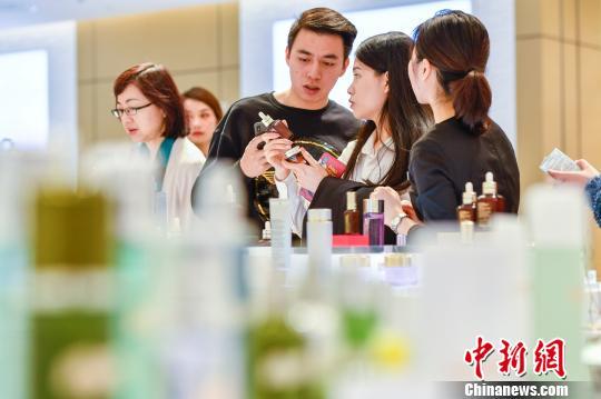 图为民众在海口免税店内选购化妆品。 骆云飞 摄