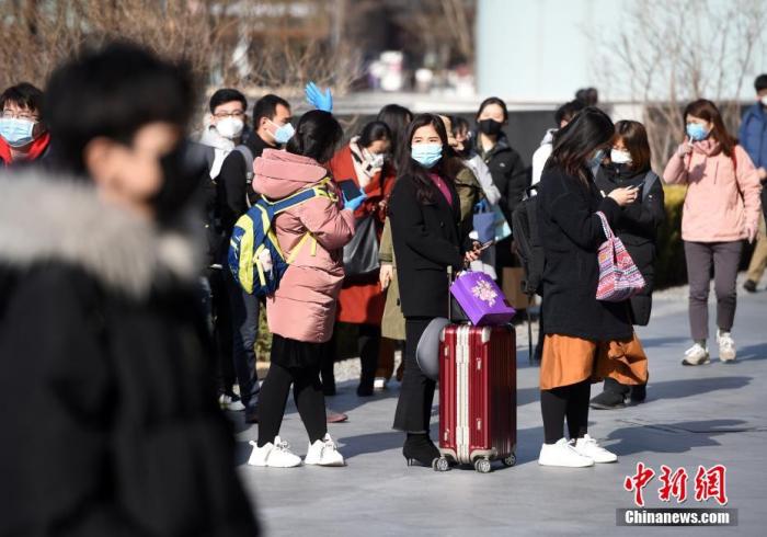 3月2日，北京一些企业的员工在写字楼入口处排队，按要求提供身份信息及接受体温检测后入内办公。<a target='_blank'  data-cke-saved-href='http://www.chinanews.com/' href='http://www.chinanews.com/'>中新社</a>记者 侯宇 摄
