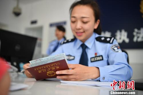 资料图:工作人员受理户籍业务。<a target='_blank' data-cke-saved-href='http://www.chinanews.com/' href='http://www.chinanews.com/'>中新社</a>记者 刘冉阳 摄 资料图:工作人员受理户籍业务。<a target='_blank' data-cke-saved-href='http://www.chinanews.com/' href='http://www.chinanews.com/'>中新社</a>记者 刘冉阳 摄